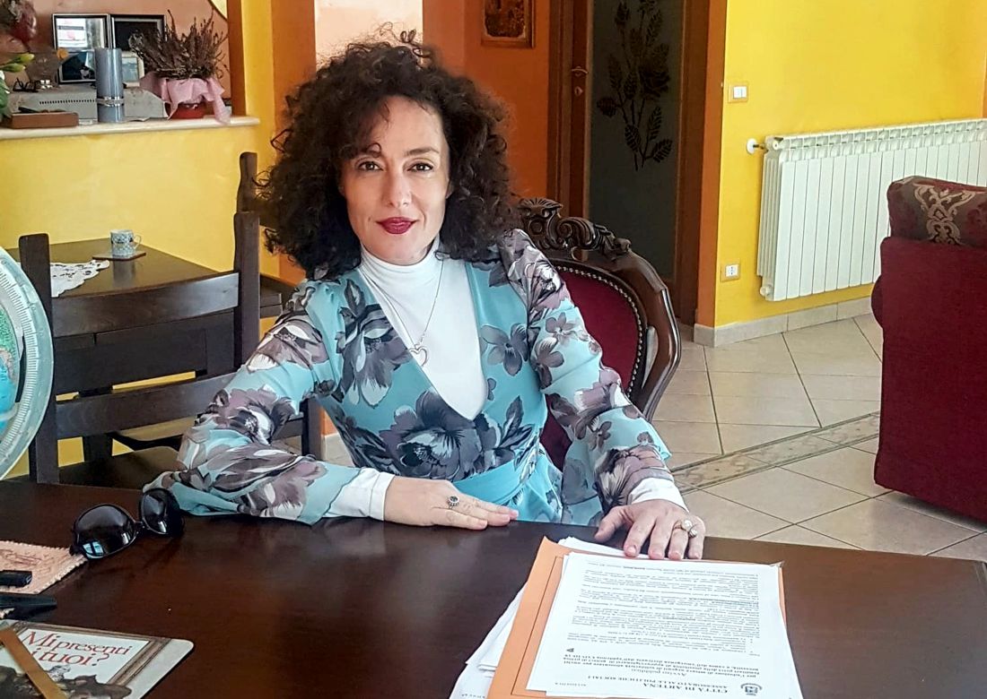 L'avvocato Lara Caschera nel suo studio